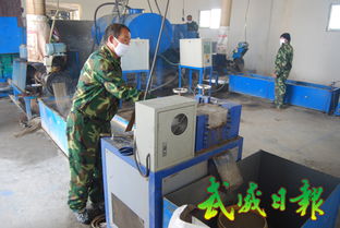 凉州废旧农膜再生加工厂 工人操作加工设备的绿色实践